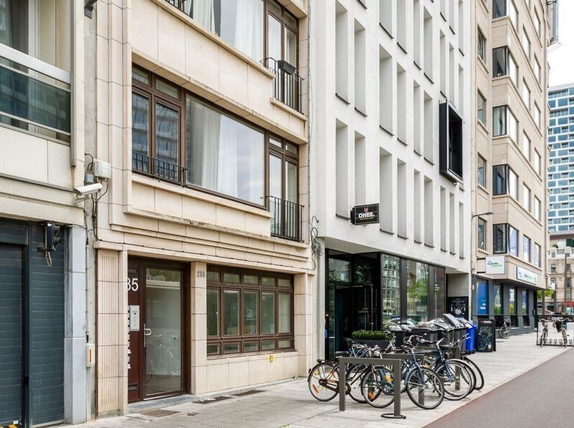 150m² commercieel gelijkvloers kantoor met 30m² privatieve kelderruimte<br />
Ligging: vlakbij het Centraal station en stadsas N1<br />
Specificaties: