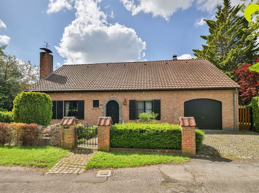 Verscholen tussen het groen maar pal in het centrum van Kontich, vinden we deze zeer degelijke open bebouwing op een perceel van 1876 m².  De woning i