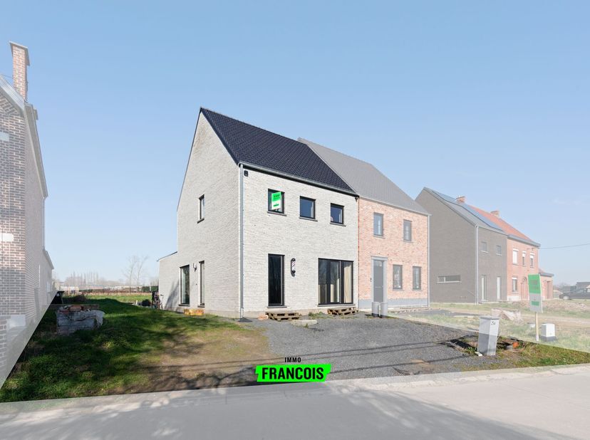 --- COMPROMIS IN OPMAAK ---<br />
Deze moderne woning uit 2022 met uitstekende EPC-score A is gelegen in het landelijke Ophasselt en combineert rust m