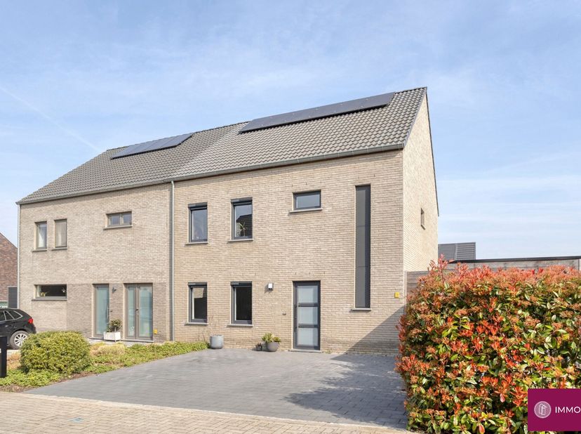 Recente woning (2015) met 3kamers en grote zolder in een doodlopende straat! Indeling gelijkvloers: inkomhal, apart toilet, gezellige woonkamer met op
