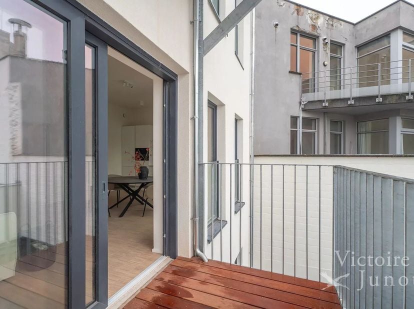 Victoire Junot stelt u dit gloednieuwe appartement met twee slaapkamers voor, voorzien van een prachtig terras aan de achterzijde en gelegen op de twe