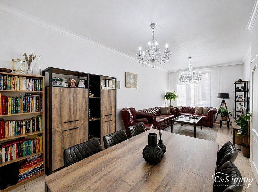 Maison de quatre chambres avec terrasse dans le quartier de Brederode. L'entrée se fait par un hall suffisamment spacieux pour accueillir un vestiaire