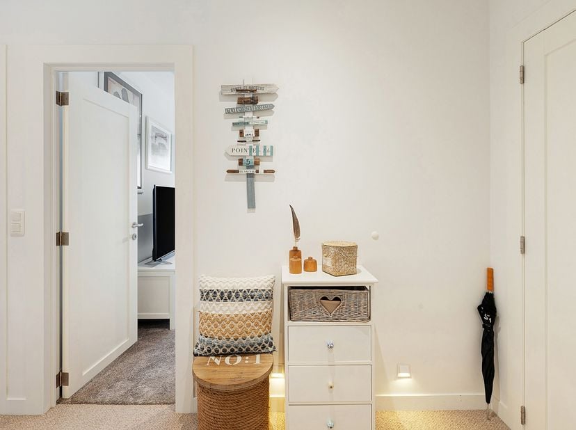 In een rustige en gegeerde ligging, op wandelafstand van zowel de zeedijk als de Lippenslaan, bevindt zich dit smaakvol gerenoveerde appartement met t