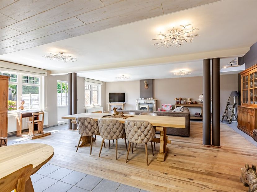 Bent u op zoek naar een instapklare woning waar charme, ruimte en een rustige ligging hand in hand gaan? Dan is deze karaktervolle woning ongetwijfeld