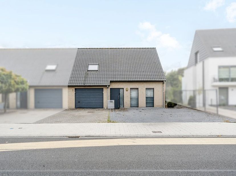 Gunstig gelegen halfopen bebouwing op een prachtig perceel van 1.113m²<br />
<br />
In de nabije omgeving bevinden zich scholen, winkels, openbaar ver