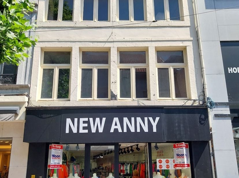 Handelshuis gelegen op de commerciële hoofdas van Hasselt.<br />
Het grootste deel van het winkelpubliek passeert op deze locatie. <br />
Het geheel w
