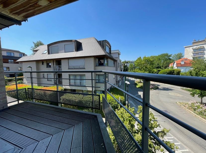 WOLUWE-SAINT-PIERRE, vlakbij het Dumonplein en de vele voorzieningen in de buurt. Licht APPARTEMENT (2 slaapkamers/2 badkamers) van 80 m² met parkeerp