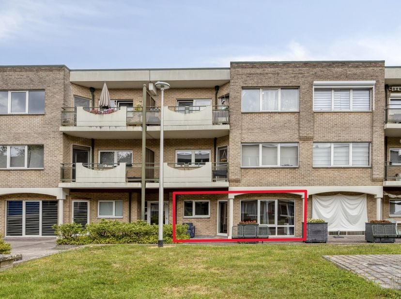Dit gelijkvloers appartement met 2 slaapkamers bevindt zich in het centrum van Zutendaal. De EPC-waarde bedraagt 359, wat overeenkomt met een label D