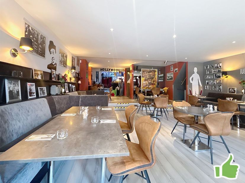 Immeuble mixte avec 2 unités de location en plein coeur de la ville de Leuze en Hainaut<br />
<br />
Situé juste à côté de la grand place, ce bâtime