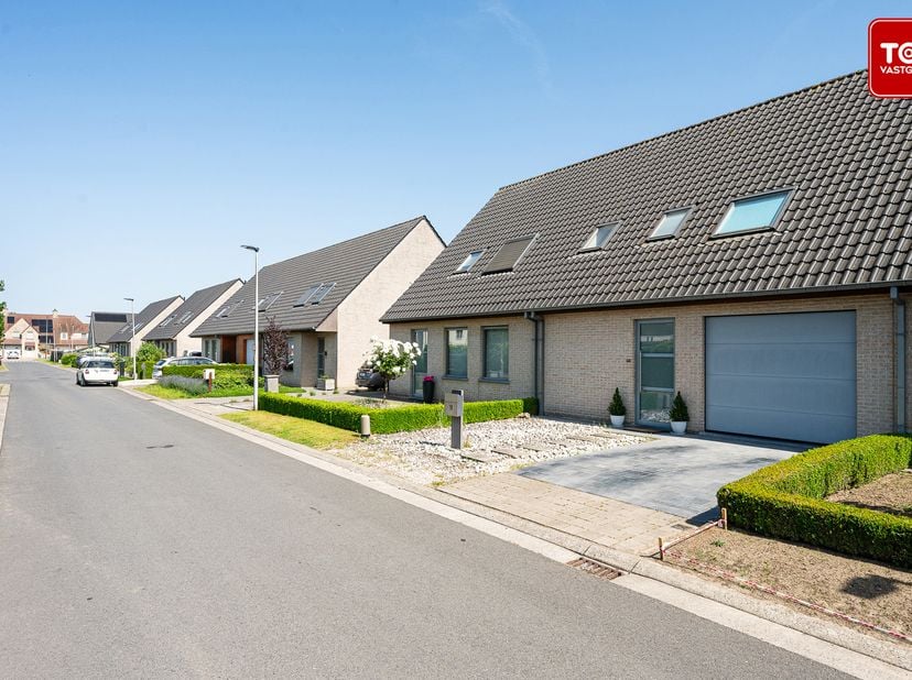 Instapklare gezinswoning in een rustige, groene verkaveling in Wondelgem — met een perceel van 206 m², een garage en een kwalitatieve afwerking die me