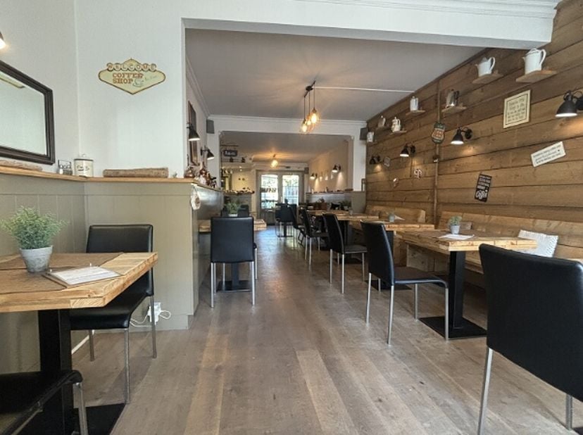Instapklare Ontbijt- Lunchzaak &amp; Tea-room met TERRAS op een uitstekende ligging in het centrum van Sint-Kruis Brugge. Deze interessante zaak is ideaal