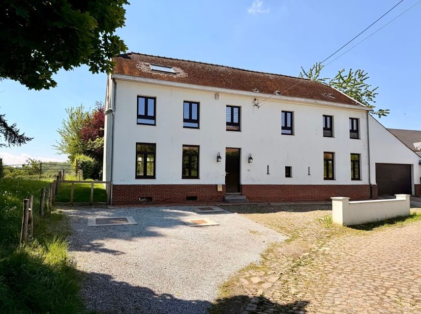 Situation et informations générales<br />
L’Immobilière Hendrix a le plaisir de vous proposer cette spacieuse maison familiale offrant de beaux volume