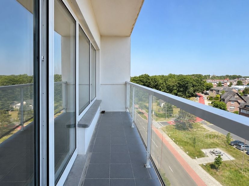 Lichtrijk appartement met 2 terrassen. Rustig gelegen in residentie van Eyck op wandelafstand van het centrum.<br />
<br />
INDELING: <br />
Inkomhal,