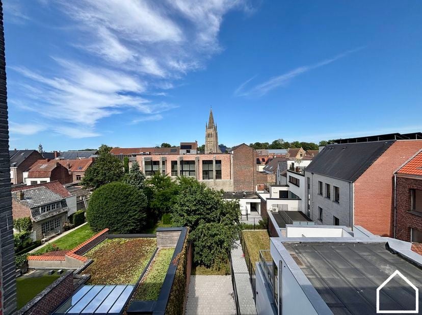 Appartement 0301 is gelegen op de derde verdieping van Residentie Melrose Place en heeft een totale oppervlakte van 105,31 m². Met daarbij een noord-o