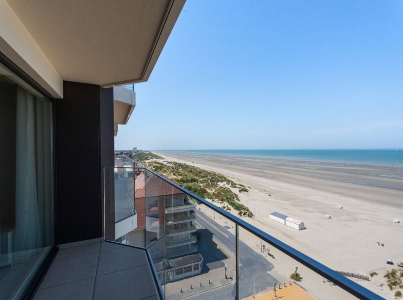 Luxueus gerenoveerd appartement met hoogwaardige materialen, maatwerk en een verfijnde afwerking. Gelegen op de 10e verdieping geniet u hier van een a