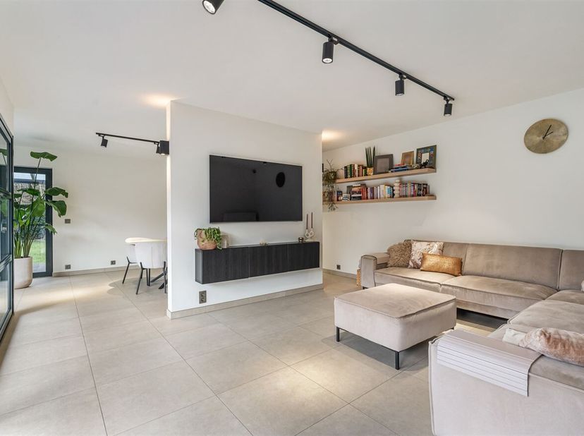 Instapklare woning met topligging in As!<br />
Deze prachtige woning is gelegen in het rustige en groene As,  met een bewoonbare oppervlakte van 238 m