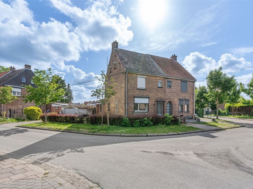 Woning met veel potentieel! <br />
Ligging: Nabij Winterslag in Genk, vlot bereikbaar via alle invalswegen en dicht bij winkels en alle nodige voorzie