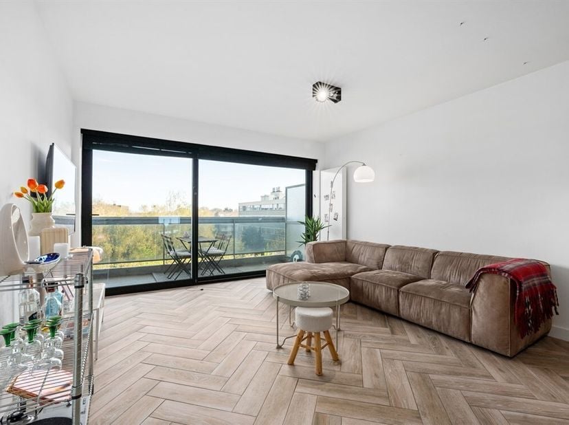 C'est avec beaucoup de passion, de connaissances et de compétences que cet appartement entièrement rénové (90m²) a fait l'objet d'une rénovation de gr