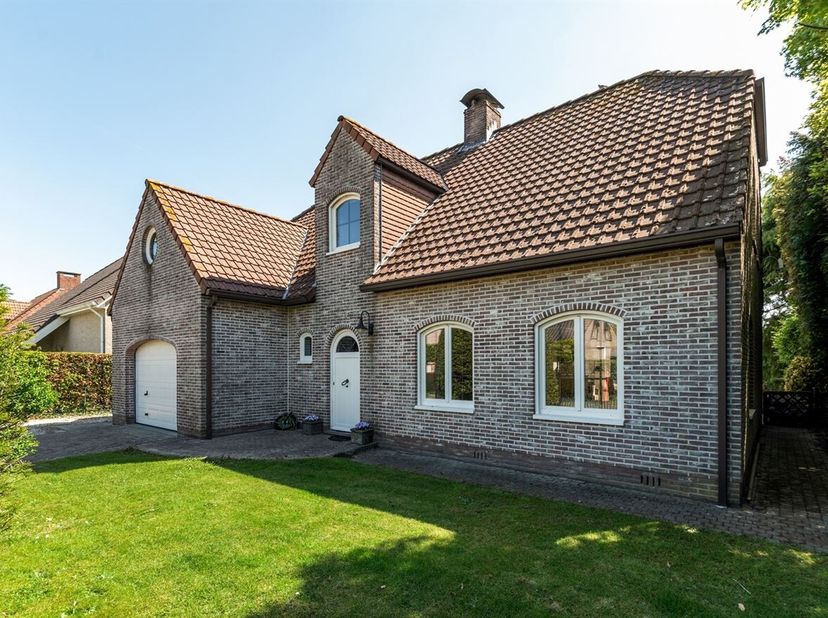 Ruime villa met 4 slaapkamers en inpandige garage, op een mooi perceel van ca. 712m²<br />
Deze villa is rustig en centraal gelegen in Essen, vlot ber