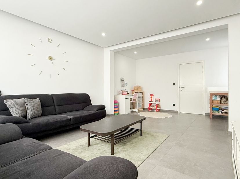 Deze halfopen bebouwing biedt een aangename mix van comfort, ruimte en hedendaags wonen.<br />
De woning beschikt over twee slaapkamers en een ruime,