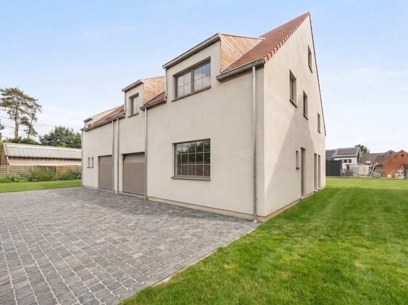 aisons contemporaines et économes en énergie avec 4 chambres, garage, grenier et grand jardin, situées dans un environnement calme et verdoyant à prox