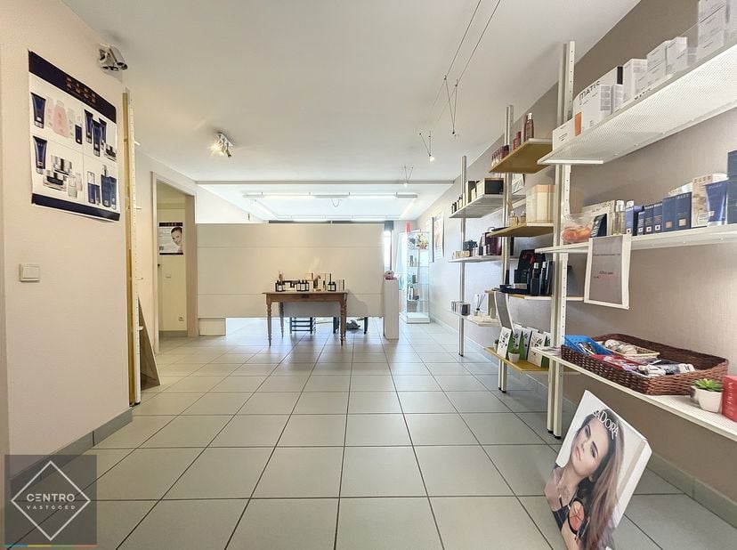INDELING:<br />
Gelijkvloers (130m2): Sas met afzonderlijke inkomdeur&amp;nbsp;<br />
De huidige indeling, bestaande uit verschillende praktijkruimten, sa