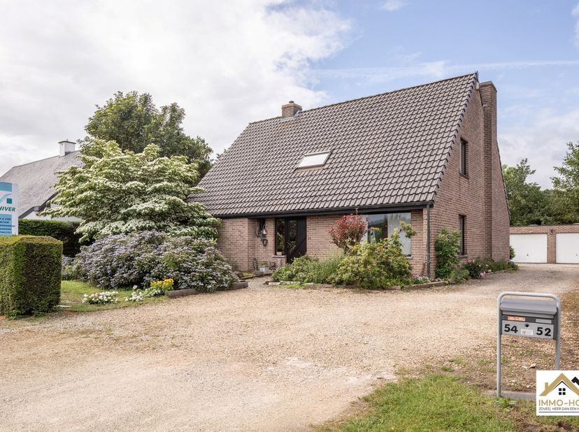 Deze villa in de Orchideestraat 52 en 54 in Oostakker dichtbij belangrijke oprit R4,  biedt een ruime en praktische woonindeling met een aangename lee
