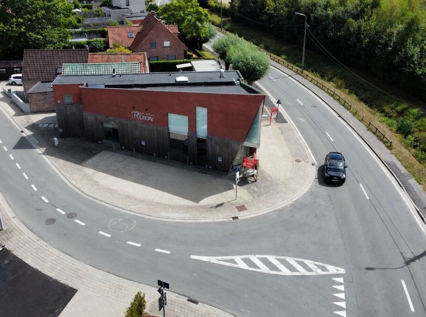 Modern en instapklaar handelspand met appartement op toplocatie in Beveren-Leie Op zoek naar een strategische locatie voor uw onderneming? Dit recent