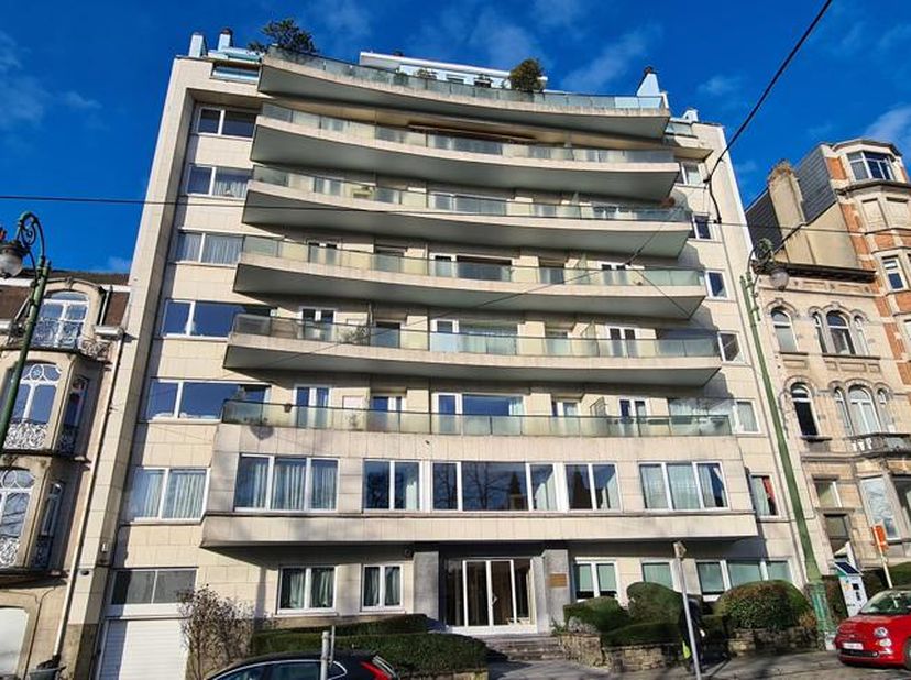 UCCLE – Quartier Brugmann / Square des Héros<br />
Dans un immeuble de caractère signé par l’architecte Jasinski, superbe appartement 2 chambres + bur