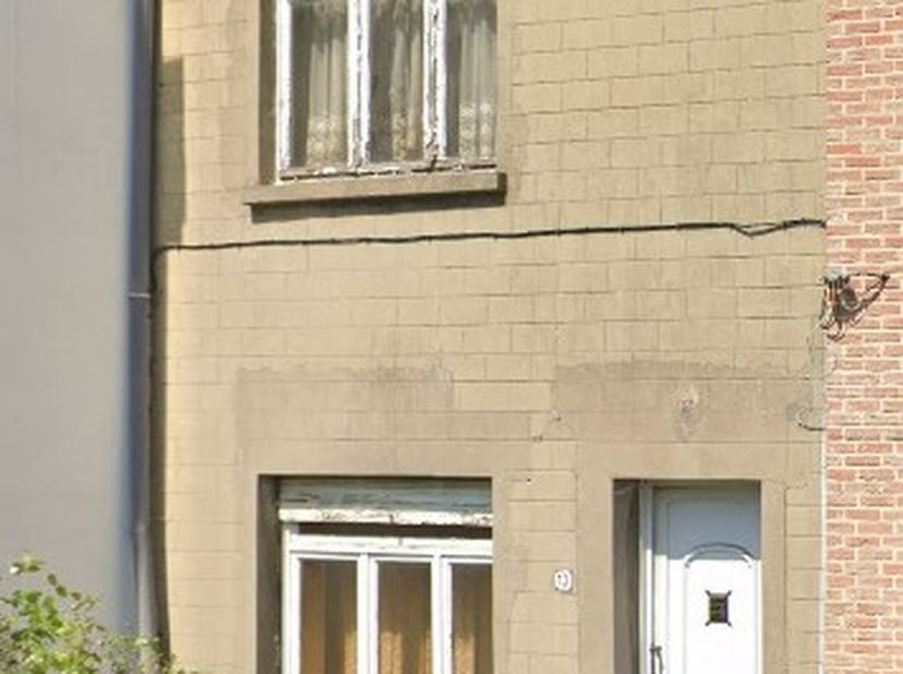 MAISON A RENOVER OU À DÉMOLIR -<br />
La maison est actuellement en mauvaise état. Une rénovation complète et en profondeur s’impose, bien que la prop