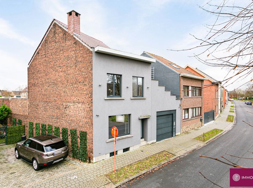 Groot magazijn/ handelsruimte van +/- 300 m&amp;sup2; met luxueuze woning. Indeling gelijkvloers: inkomhal, woonkamer met open uitgeruste keuken, badkamer