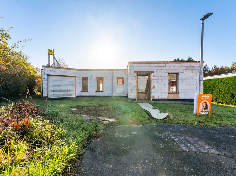 In een rustige doodlopende straat in het groene Bellegem vind je deze ruime laagbouwvilla in ruwbouw op een mooi hoekperceel. De woning werd ontworpen