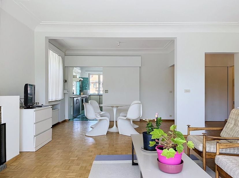 Situé à quelques centaines de mètres de Montgomery, découvrez cet appartement 2 chambres de 100m2 (selon PEB).<br />
Le hall d'entrée, avec toilette e