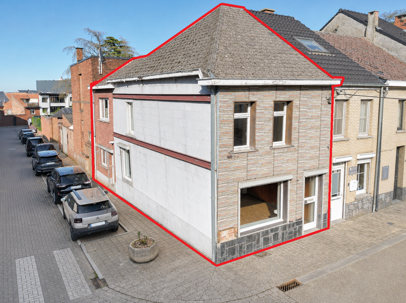 MAISON DE VILLE<br />
<br />
Maison de ville à rénover de 144 m², située dans un emplacement de choix au centre de Scherpenheuvel, à 100 mètres du mag