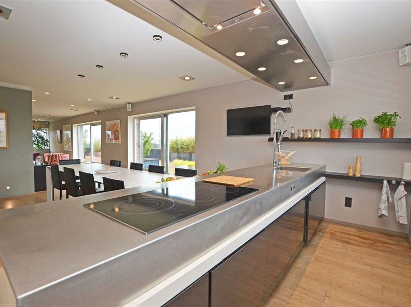 Dit exclusieve penthouse, gelegen op de achtste verdieping, werd volledig gestript en heringericht in ±2007-2008 met focus op ruimtebeleving en duurza