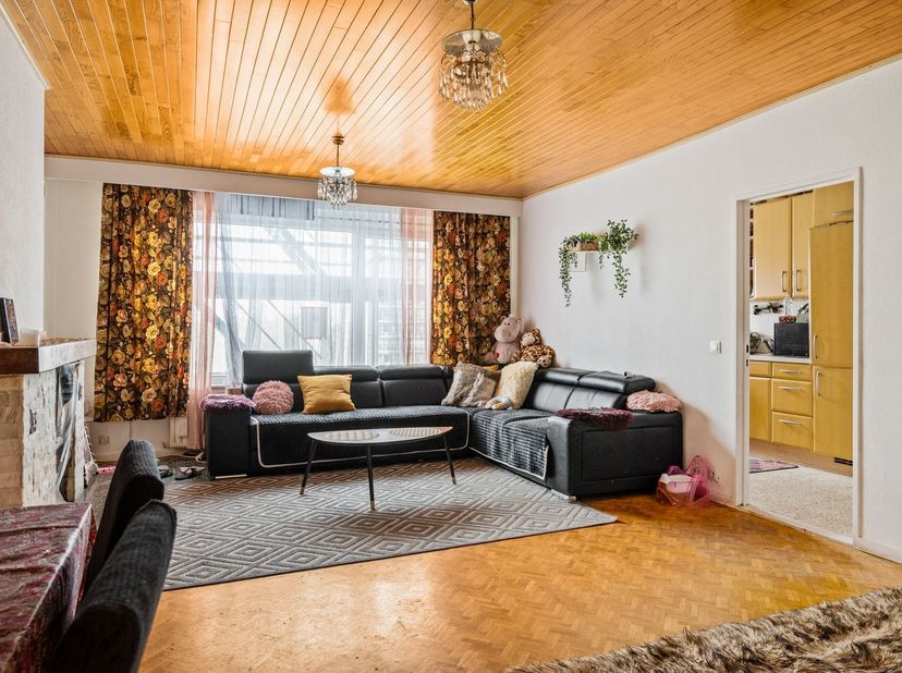 Ruim appartement met 3 slaapkamers<br />
 Ligging: Ontdek dit appartement op de 6e verdieping in de Wapenstilstandlaan. Met de Singel, Berchem Statio