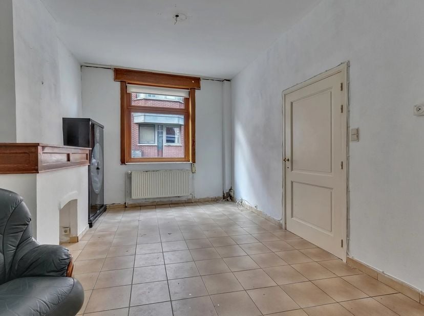 In de Moerenstraat 6, midden in het historische centrum van Tongeren, vind je deze ruime woning boordevol potentieel. Dit pand vormt een uitstekende k