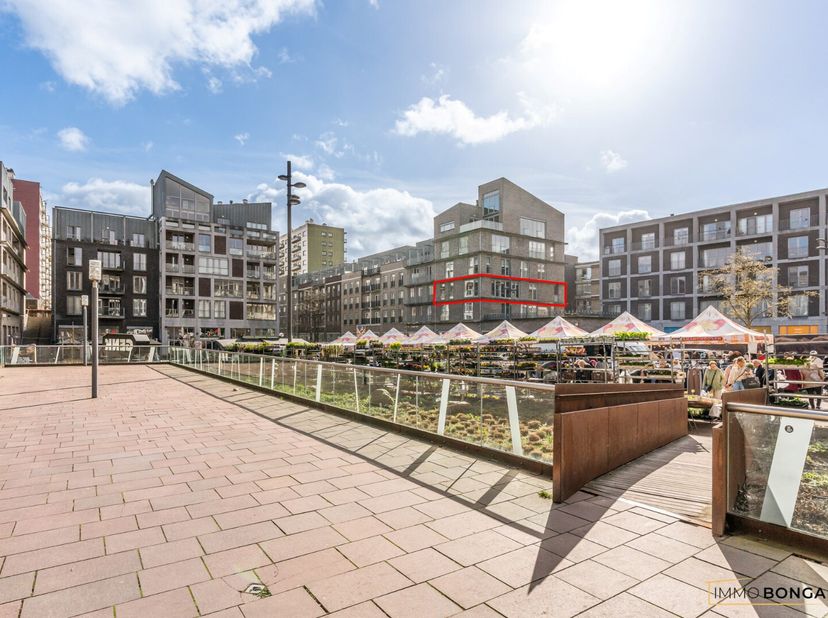 Dit uitzonderlijk ruime appartement van 138 m² is gelegen in het hart van Genk en biedt een unieke combinatie van comfort, licht en een prachtig uitzi