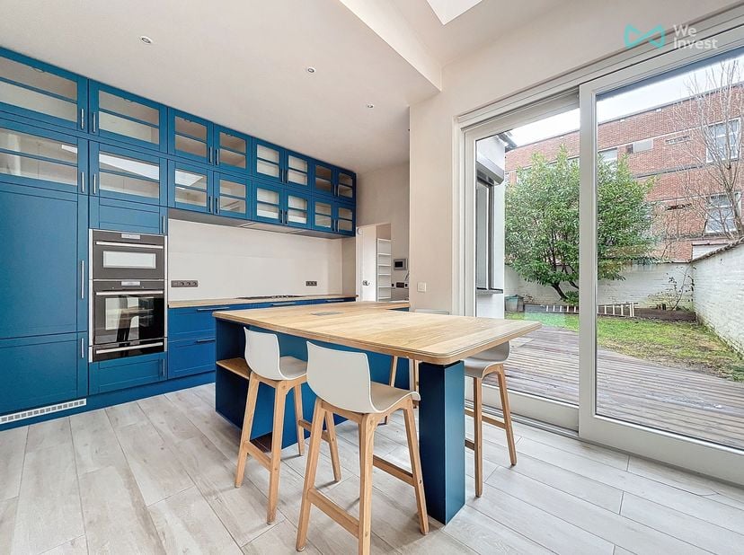 Tel: +32 456 12 69 85 / E-mail: clara.ja@weinvest.be<br />
Gerenoveerd, ruim en licht huis te huur – 4/5 slaapkamers, 230 m², ideale ligging in Elsene
