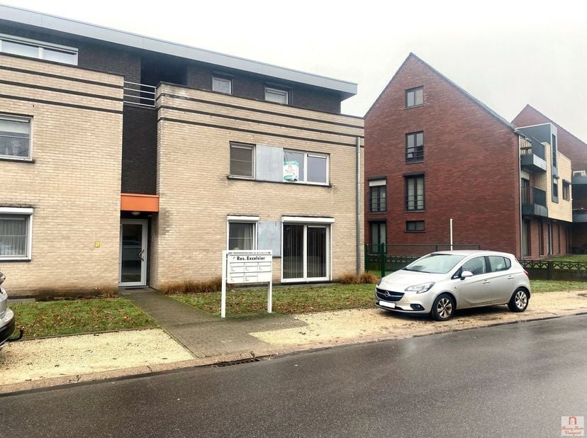Ontdek dit aangename en ruime appartement, gebouwd in 2009, waar licht en comfort de toon zetten.<br />
Het appartement beschikt over twee slaapkamers