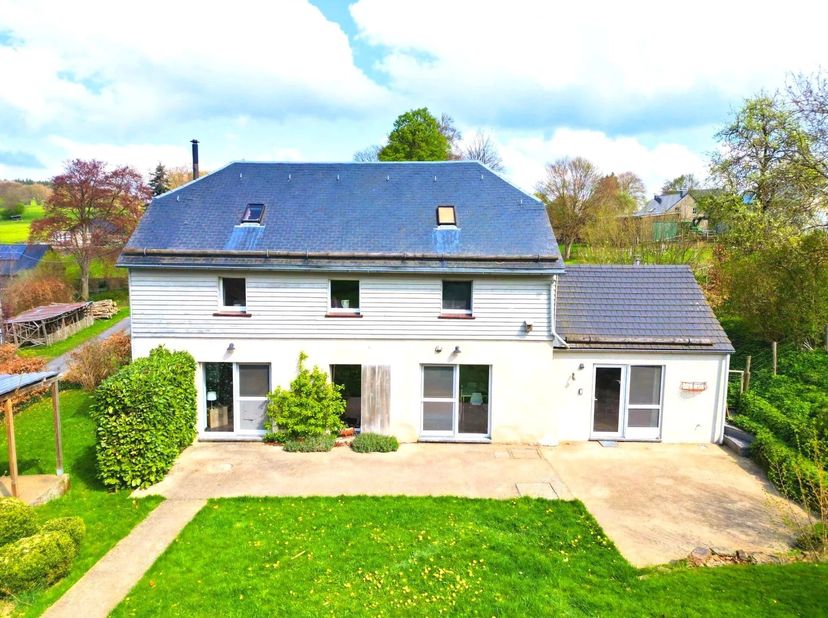 Aan het einde van een rustig pad in Herresbach, midden in een prachtig natuurlandschap, ligt dit bijzondere pand. De directe nabijheid van het bos en