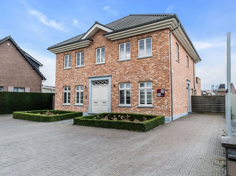 Welkom op het Brammertstraatje 17 bus 1 in Dilsen-Stokkem.<br />
<br />
Gelegen op een goed zichtbare en rustige locatie, treffen we dit modern kantoo