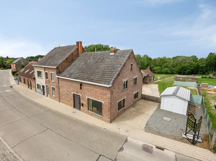 In het landelijke en gegeerde Roosdaal bevindt zich deze unieke locatie met een perceeloppervlakte van ca. 24a80ca en een straatbreedte van ca. 24,3 m
