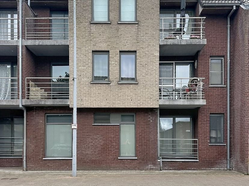Op een rustige en centrale ligging in de Kronevoordestraat te Handzame bevindt zich dit ruim en lichtrijk appartement met twee volwaardige slaapkamers
