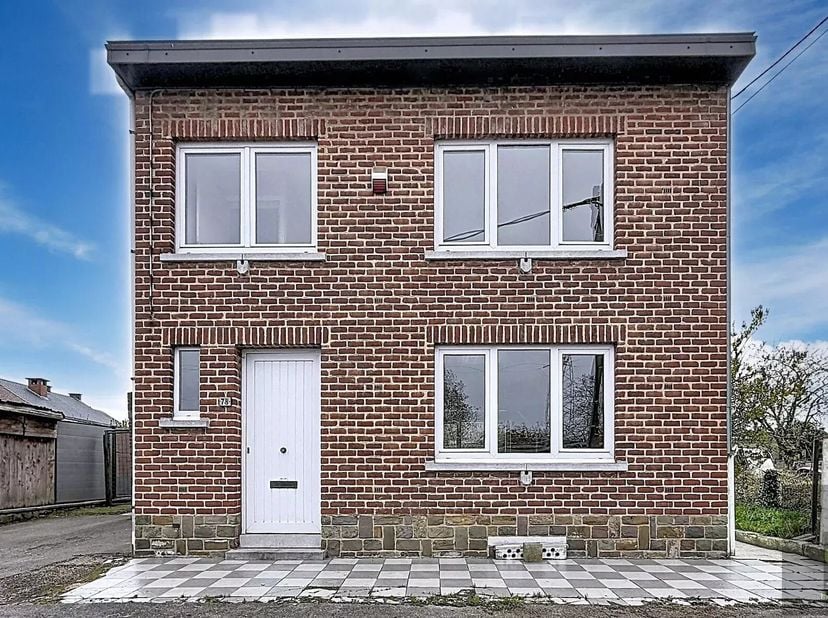 *** MAISON VENDUE! ***<br />
Située dans le village de LevalTrahegnies, dans lentité de Binche, cette maison quatre façades se niche dans un endroit c