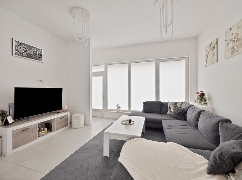 Maison entièrement rénovée<br />
Comprenant:<br />
·Rez-de-chaussée : entrée, séjour avec cuisine ouverte et accès à la terrasse (35 m²).<br />
·1e
