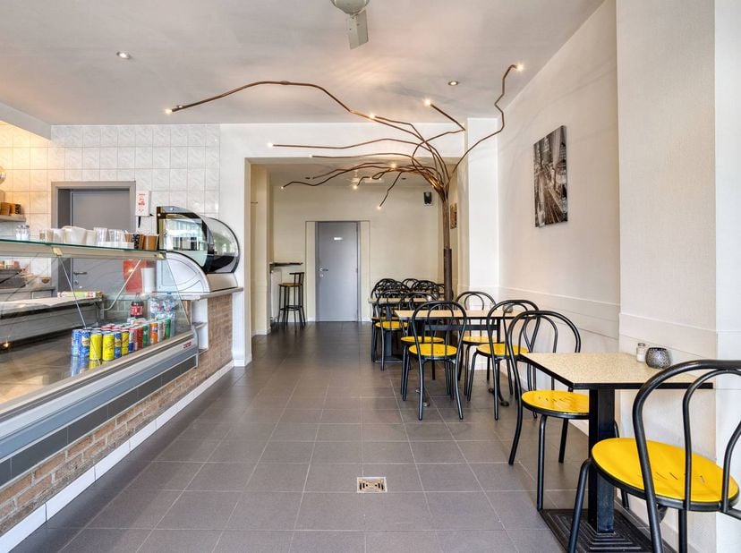 Propriété commerciale avec une maison d'environ 180 m² à vendre à Courtrai. Ce bâtiment de Courtrai offre une opportunité intéressante.<br />
<br />
D