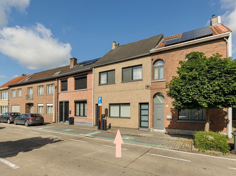 Op zoek naar een energiezuinige gezinswoning met drie royale slaapkamers waar u meteen zorgeloos kunt intrekken? Deze woning combineert comfort, funct