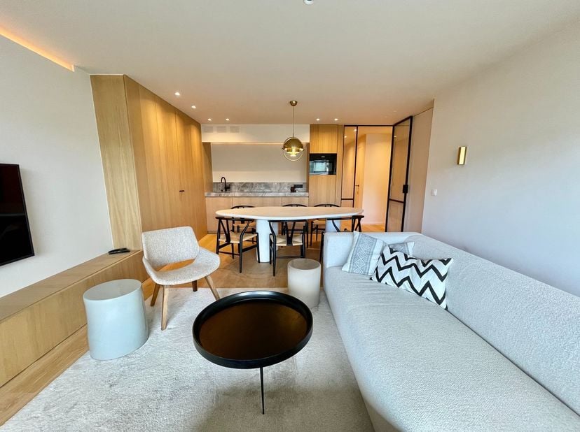 Magnifique appartement meublé avec deux chambres situé dans l'avenue du Littoral à Knokke.&amp;nbsp;Composition: hall avec vestiaire et toilette. Salon av