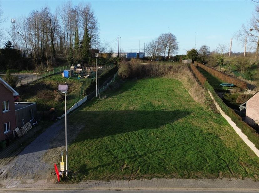 Uitzonderlijk perceel bouwgrond met straatbreedte van 26,52m<br />
<br />
Landelijk gelegen perceel bouwgrond van het type open bebouwing met een st